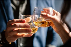 Uống rượu để làm ấm cơ thể trong mùa lạnh thì có đúng?