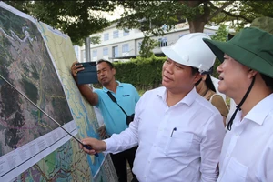 Ông Lê Văn Danh (bên trái ảnh) thông tin tới Chủ tịch HĐND TP Võ Văn Minh vị trí triển khai khu thương mại tự do gắn với cảng biển Cái Mép Hạ trong buổi khảo sát ngày 16-10 vừa qua. Ảnh: KHÁNH NAM