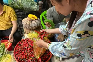 Vì sao giá ớt đắt hơn thịt, người bán không dám tặng kèm?