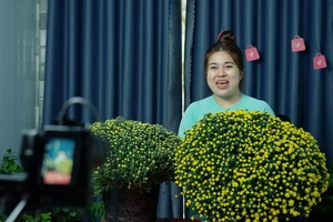 Vợ chồng nông dân 9X Vĩnh Long 'chốt đơn' hàng vạn chậu hoa Tết trên TikTok Shop