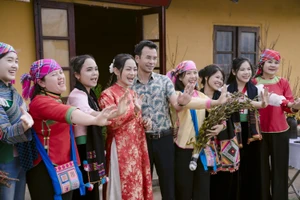 Tăng ca livestream bán hàng Tết, có sự góp mặt của lãnh đạo địa phương