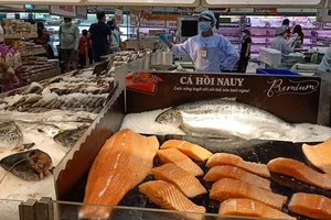 Cá hồi, cua hoàng đế... nhập khẩu 'kẹt cứng' nhưng nhiều mặt hàng lại có cơ hội