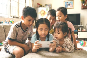 Trẻ em đang đối mặt nhiều rủi ro khi bị 'rác mạng' bủa vây