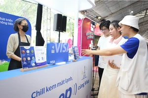 Người tiêu dùng Việt Nam dẫn đầu khu vực về sẵn sàng mua sắm bằng AI và thanh toán số