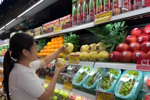 Giá trái cây ngoại ngày càng rẻ tràn ngập thị trường
