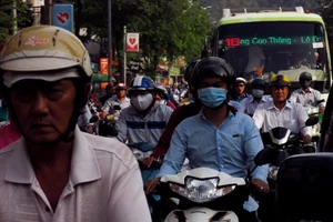 Người Sài Gòn mệt mỏi với 'điệp khúc' kẹt xe hằng ngày