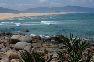 Khám phá nét hoang sơ biển Vũng Bầu