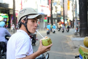 Người Sài Gòn chống chọi với nắng nóng