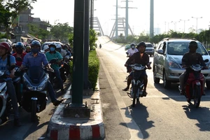 Xe máy được chạy vào làn ô tô trên đường Phạm Văn Đồng 