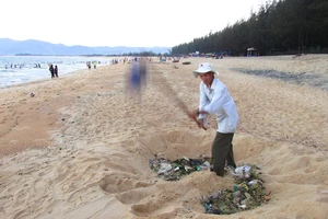 Cụ ông 62 tuổi tự nguyện nhặt rác làm sạch bãi biển