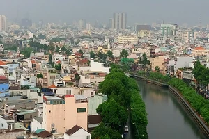 Người Sài Gòn nhẹ nhõm đón cơn mưa quý hơn vàng