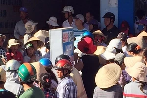 Một người đàn ông gục xuống tử vong trước cổng chợ