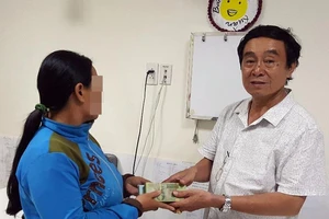 Trao 128 triệu đồng hỗ trợ bé gái bị xâm hại