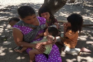 Gia đình 'người rừng' Srín đã trở về làng