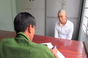 Vờ vệ sinh cho bé 8 tuổi rồi thực hiện hành vi dâm ô