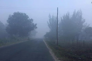 Cháy bãi rác khổng lồ, cả ngàn người khó thở 