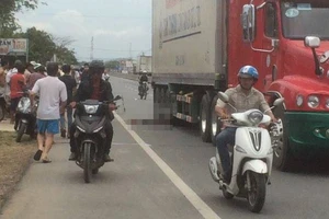 Học sinh lớp 6 bị gió cuốn vào gầm xe container