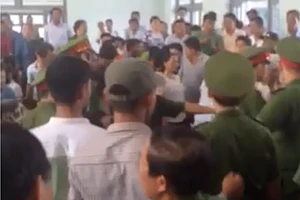 Tòa không thể tuyên án vì vành móng ngựa bị 'bao vây'