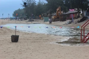 Bình Thuận yêu cầu xem lại vụ cào cát làm sạch biển 