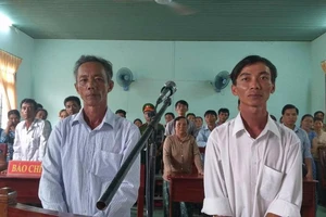 Tòa vẫn kết án 2 nông dân 'nhận hối lộ'