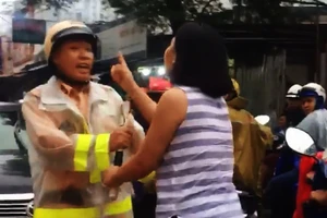 Trung úy CSGT bị người phụ nữ lăng mạ nói gì?