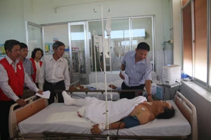 Lãnh đạo thăm nạn nhân vụ tai nạn 3 xe giường nằm