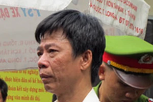 Vào trại giam Z30D thăm chồng, bị đâm chết