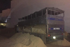 Xúc cát xuống xe để ứng phó thanh tra giao thông