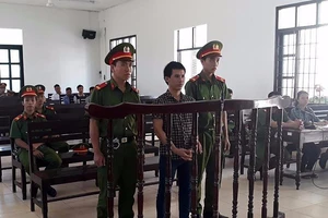 Dùng dao đâm nữ giáo viên rồi tự sát vì ghen tuông