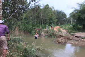Lũ quét cuốn sập cầu, học sinh qua sông bằng lồng sắt
