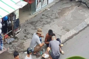 Miếng mảnh chai dưới chân cầu chữ Y