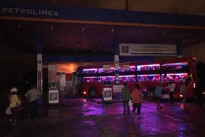 Xe khách tông xe tải, húc đổ trụ bơm xăng