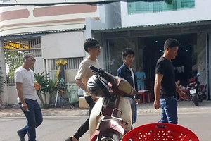 Lao động Trung Quốc lũ lượt đi làm thủ tục cấp phép