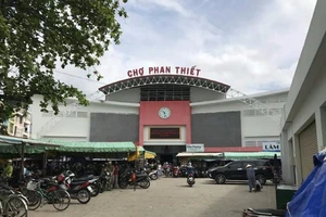 Nợ lương, bảo vệ chợ Phan Thiết đồng loạt bỏ việc