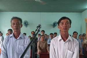 Hoãn phiên xử vụ hai nông dân nhận hối lộ