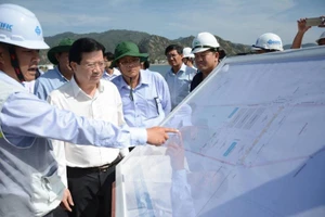 Phó Thủ tướng thị sát nơi đổ bùn cát nạo vét ở Vĩnh Tân