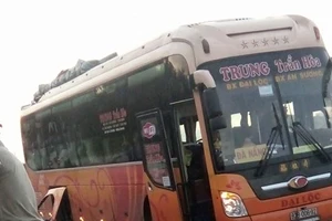 Xe khách rớt 2 bánh khiến 2 người bị thương