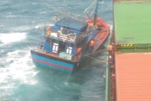 Liên lạc tàu nước ngoài cứu 6 ngư dân Khánh Hòa