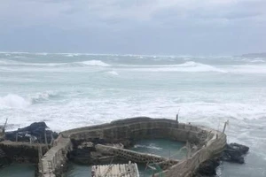 Gió giật mạnh, sóng biển dâng cao tại Phú Quý