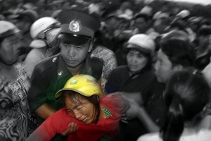 Người lính trẻ gảy đàn bằng mệnh lệnh trái tim