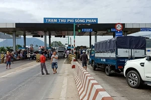 Tài xế dừng xe phản đối, BOT Sông Phan xả trạm