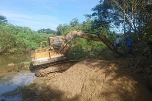 Xây cầu từ thiện cho dân chào mừng U-23 VN