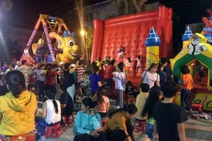 Đưa vợ con đi chơi Tết, bị cây rơi trúng đầu, bất tỉnh