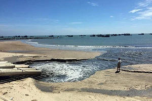 Nước thải đen như hắc ín xả thẳng ra biển Bình Thuận