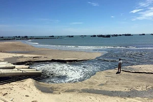 Nước đen như hắc ín ở Bình Thuận: 'Chỉ là thoát nước'