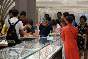 Đình chỉ đón khách tại trung tâm đá quý xây lụi