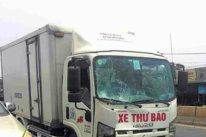 Băng qua đường, 2 vợ chồng bị xe thư báo tông tử vong