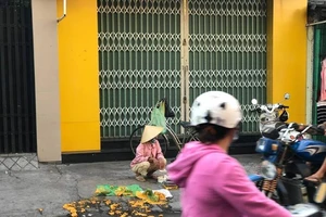 Bác sĩ cán trái cây của bà bán hàng trước cửa nói gì?