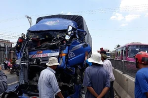 Đâm vào đuôi xe đầu kéo đang dừng, tài xế ô tô tải thiệt mạng