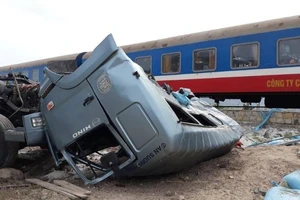 Tông xe tải văng 10 m, tàu SE5 trật đường ray